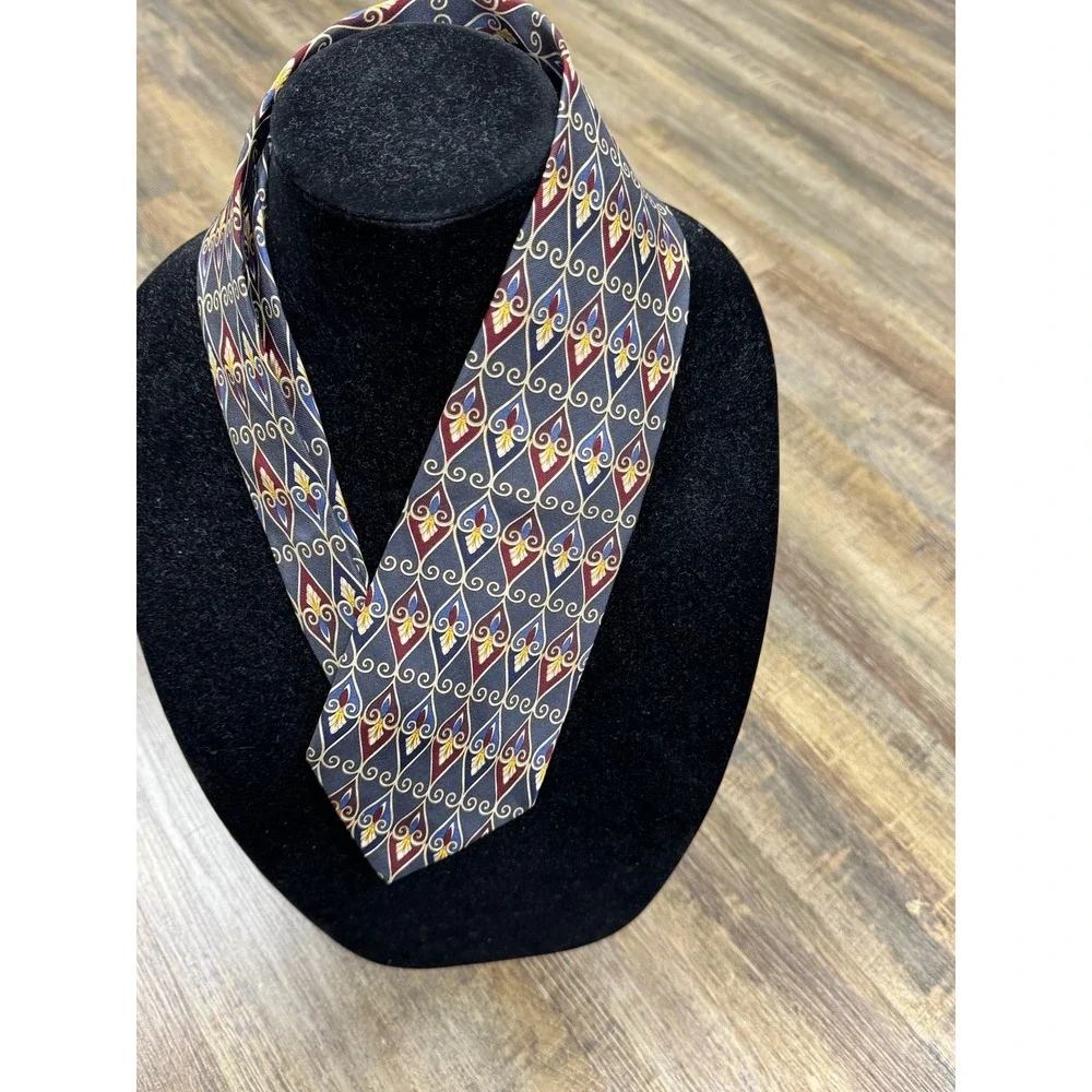 Van Heusen 417 Mens‎ Silk Necktie Navy Blue Burgundy Geometric Teardrop Pattern